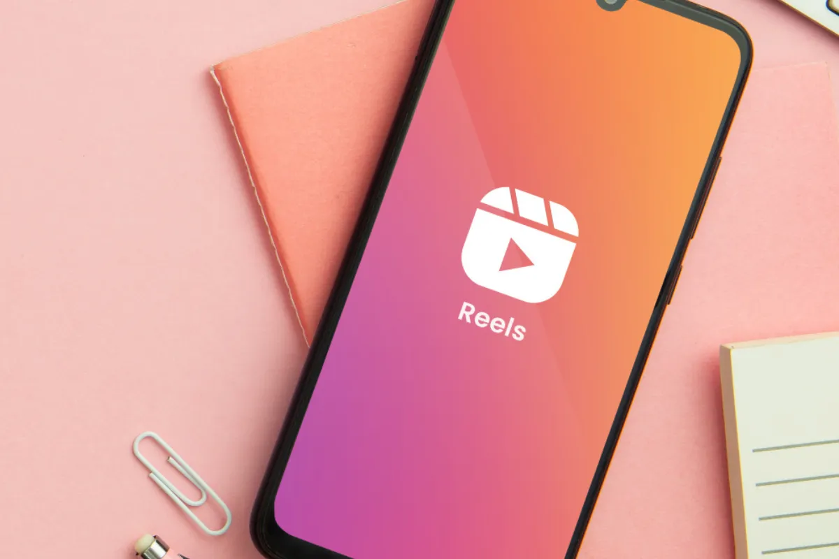 Reels là dạng video ngắn trên Instagram và Facebook, có thời lượng không vượt quá 60 giây.